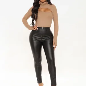 Fashion Nova cute as a button pantalón en cuerina